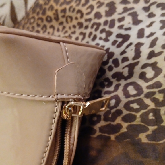 COPY - COPY - Tan purse with gold tone accents - Picture 5 of 5